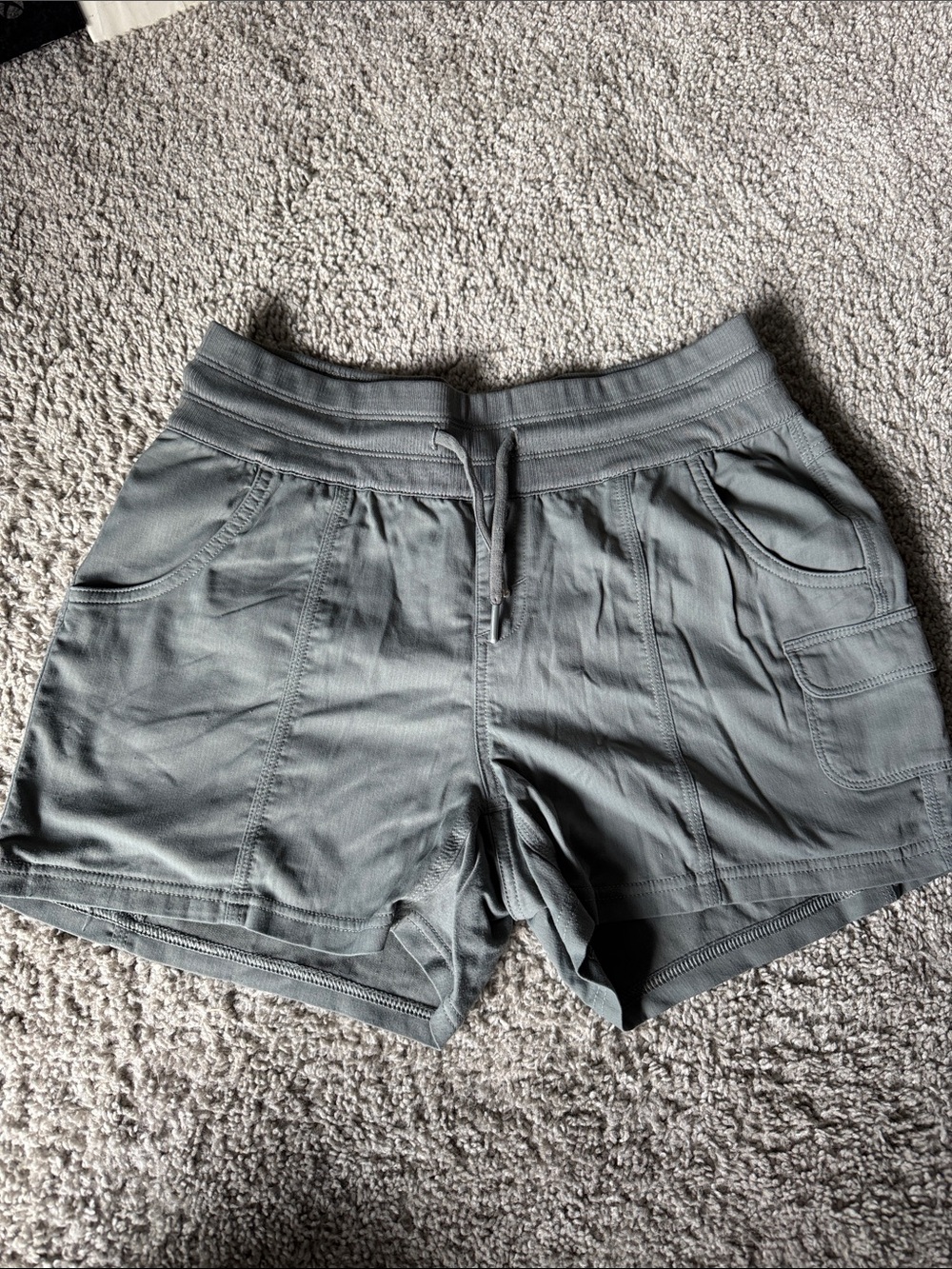 Women’s 3 and 1/2 inch gray north face shorts with pockets